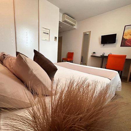Hotel Restaurant Les Jasses De Camargue Галларг-ле-Монтюё Экстерьер фото