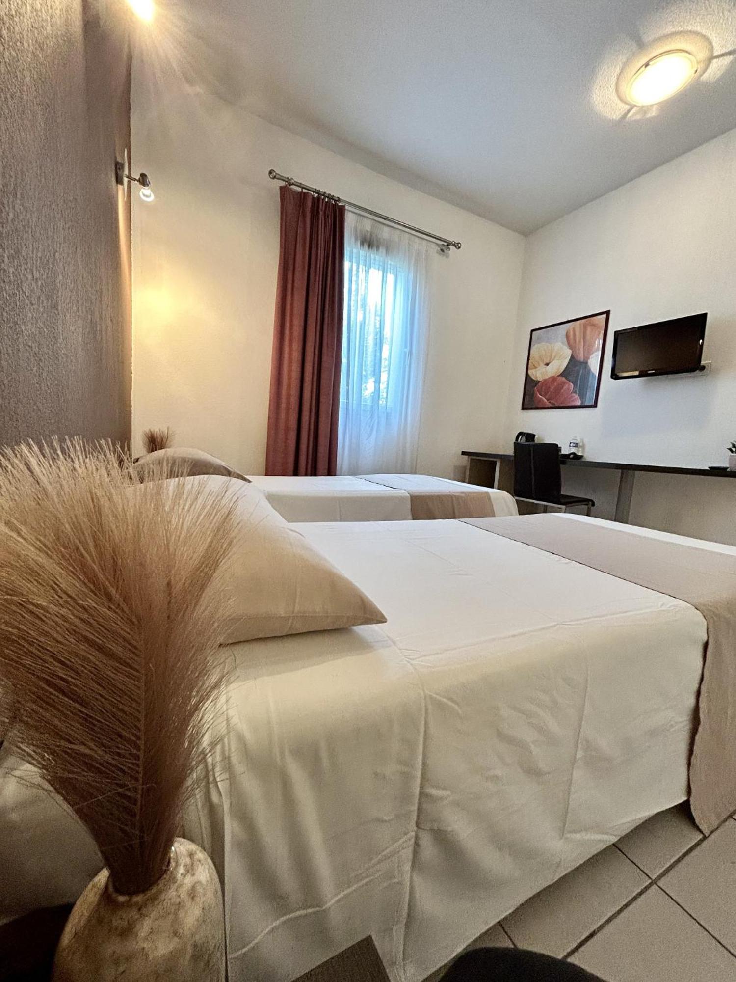 Hotel Restaurant Les Jasses De Camargue Галларг-ле-Монтюё Экстерьер фото