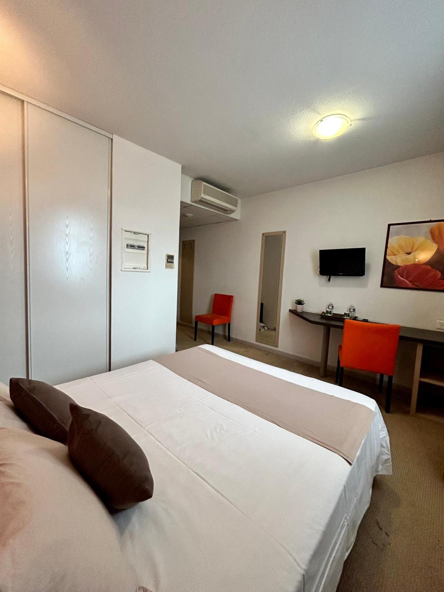 Hotel Restaurant Les Jasses De Camargue Галларг-ле-Монтюё Экстерьер фото